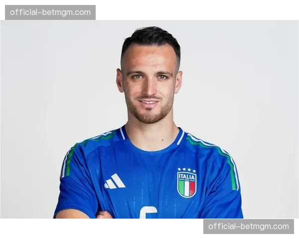 特写：39岁的基耶利尼现身尤文训练场，指导年轻后卫加蒂