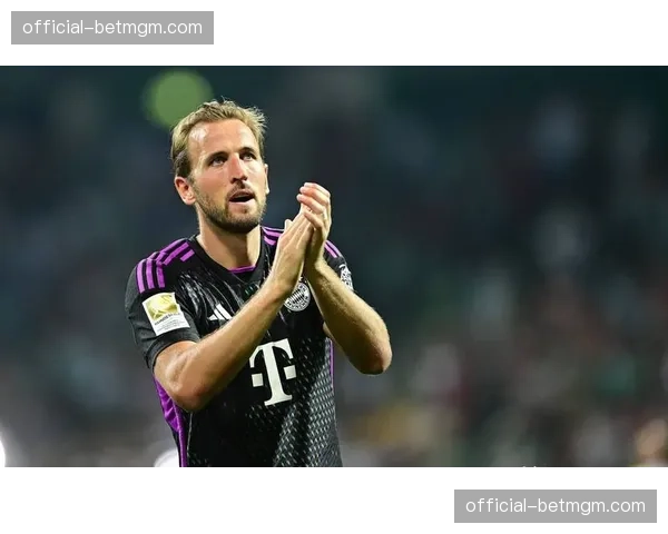 镜头:拜仁晋级后,哈里·凯恩与托马斯·穆勒紧紧相拥 镜头:拜仁晋级后,哈里·凯恩与托马斯·穆勒紧紧相拥