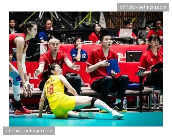 暴雨中裁判组检查场地是否适合比赛，最终决定按时开球