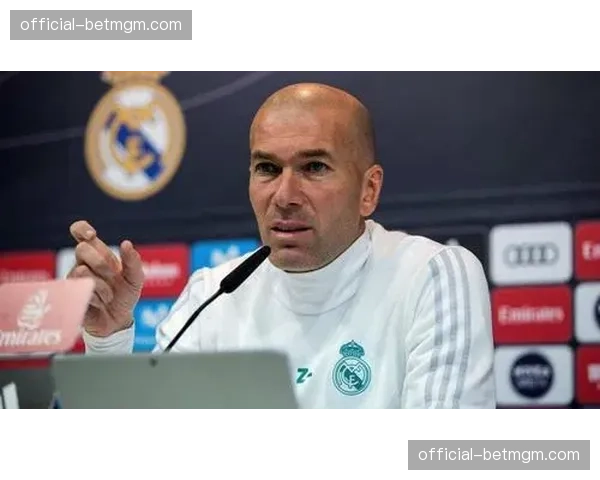 特写：在替补席记录，拉斯帕尔马斯主帅皮米恩塔的“传中数据笔记本”